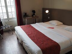 ボルドーは1日目のシャンブルドットに連泊できず近くのホテルCoeur de City Hotel Bordeaux Clemenceauに移動。距離にして450m、Pass EUROを使ってバスでひと駅移動しました。歩いても5分くらいです。