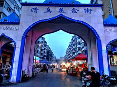 市府大路と奉天街が交わる近くに、回族が商う「清真美食街」がある。

回族は中国におけるムスリム(イスラム教徒)民族集団で、この辺りには回族の学校もありイスラム教徒が住む地域となっています。

「清真」とは“汚れがない”という意味で、中国に居住するムスリムの料理を「清真料理」というそうです。