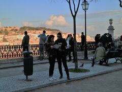 ロシオ駅の裏、サンペドロ・デ・アルカンタラ展望台。
サンジョルジェ城が正面に見える