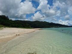 2日目はフリータイムです。とりあえずシュノーケリングしたいので、車で「米原ビーチ」へ。ホテルから島の中央を抜けて30分弱です。

キャンプ場が隣接しており、テントをはっている人たちがちらほらいました。キャンプ場沿いに駐車して、シャワーも無料であります。

海に出ると、ＴＨＥ石垣の海です！　　綺麗で癒されます。

ここには監視員がいないので、全て自己責任ですのでご注意を！