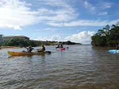 3日目は朝もはよからカヤック（カヌー）体験へ。

夫婦は昔に西表で体験済み、あの時はさらに滝つぼで泳いで滝の上までトレッキングしてパインを剥いてもらって食べました〜

今回は長男君に体験させたくて軽い感じのコースをチョイス。「やまんぐぅ〜」さんにお世話になりました。ホテルから10分かからないくらいです。