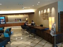 14時半着の便なので、夏至月とは言え時間がない。

子供のために、速攻チェックインしてプールで遊ぶ　→　夕食　→　買い出し、に決定。

ホテルは言わずと知れたＡＮＡ。大人としてはフサキも良かったのですが、子供のためにプールで選びました。

以前、恩納村のＡＮＡのサービスが悪かったのであまり期待はせずに行きました。

ＡＮＡの近くの「マックスバリュ」が24時間営業なので、最後に買い出しでも全然余裕の時間です。

今回は会員なので、写真のフロントでチェックイン！