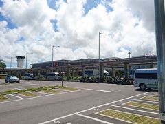 10年前に夫婦で西表に行くついでに行った石垣島に今回はチビ2人連れて4泊します！初の直行便、ホテルはＡＮＡインターコンチを選択。レンタカー付です。

家から美味しいコーヒーを水筒に入れて（水筒は現地でも役立つので）羽田空港で「ねんりん家」のバームクーヘンを買い、飛行機内では一人優雅なスイーツタイム！！

子供たちは崎陽軒のチャーハン弁当食べてました。

羽田からあっという間の直行便！　梅雨も計算通り明けて暑い暑い暑い！！

レンタカーのバスに乗る前に新空港には「ミルミル本舗」があることに気づき、早速ジェラードを堪能して、いざレンタカー屋さんへ。

レンタカーも空港のすぐ隣で便利になりましたね〜
