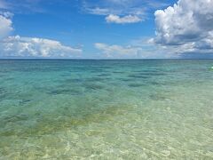 ホテル前のマエサトビーチは遊泳範囲が狭くプールみたいなので、こういうのを待っていたのです！

この日はそんなに引き潮でないのか珊瑚はむき出しになっていません。長男もスイミングスクールで自信がついたのか、私と一緒にシュノーケリングを堪能していました。近くでも魚はいっぱいいて、十分楽しめます。

慣れているようなので、フィッシュソーセージを持っていくと良いと思いますよ。もっと深い所に親は行きたかったのですが、思いのほか長男が楽しんでいたので1時間以上一緒に潜っていました。

満足満足。