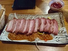 2日目の夜はマイナー？なところへ。地元のおじさんたちの集まりがあって楽しそうでした。駐車場はあります。

ここでの目当ては「三枚肉の炙り」、豚も美味し〜

子供達はチャーハンか焼きそばがあれば事足りるので楽ちん。エビマヨも本格的で美味しいようでした、私はエビが苦手・・・

2015年八重山そばグランプリで2位を獲得したという八重山そばを堪能し、締めました。