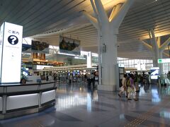 地方空港から羽田空港 国際線ターミナルへ。

初めての国際線ターミナルに感激！

セグウェイに乗る警察官とか、近未来すぎる。