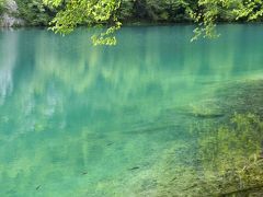 美しい写し鏡のブルーの湖。
これでも相変わらず空は曇っています。