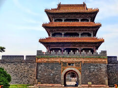 五鳳楼と呼ばれる三層の楼閣が載った、方城(四角い城郭)の隆恩門。

高さ約7mの城壁が四角に取り囲んで方城を形成している。