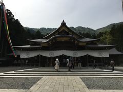 そして拝殿までやってきました。
数年前、熊野本宮神社を訪れた時と同じような感覚になりました。
何らかのオーラを感じたって事でいいでしょうか。
新潟県最大のパワースポットというだけあります。

