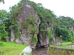大谷資料館からの道は下り道。
自転車に跨り坂を駆け下りるのだが、すぐに一旦停止。

その理由は、この不思議な景観が目に入ったから。
縦に大きく割れ目の入った大きな大谷石の岩が屏風のように川を貫いていた。
