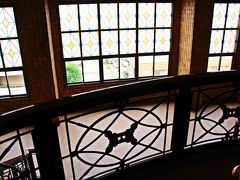 階段のバルコニーに立ち、下を見下ろす。

バルコニーの飾り模様の陰影、そして色ガラスの入った窓が、何ともいい味を出している。
