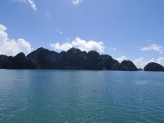 ハロン湾、ガイドブックではとてもクリアな青い海というイメージでしたが、
私が行った時期は透明度が高くなかったです。