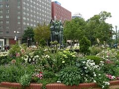 大通公園のシンボル本郷新の「泉の像」のまわりの花壇もきれい