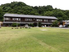 次に訪れたのは「大三島　ふるさと憩の家」
http://www.ikoinoie.co.jp/

廃校になった小学校が宿泊施設として利用されています。
木造校舎の外観はそのまま。