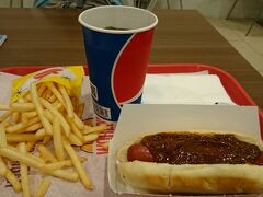 グアム空港到着。

待ち時間にグアム空港フードコートのヴィーナーシュニッツェル（Wienerschnitzel）で、Chili Dogとsmall friesとsmall 20 oz drinkのセットを食べました。渡された紙コップに自分でドリンクを注ぎます。
ヴィーナーシュニッツェルは、西海岸発のホットドッグのファストフードチェーン店。
タマネギが入ってないか心配でしたが大丈夫でした。シンプルなホットドッグにチリソースがおいしい♪日本にはないお店だし、次回からはいつもここのチリドッグを食べようっと。