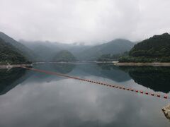 まずは奥多摩湖にやって来ました