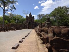アンコールトムへ来ましたが、日差し強烈