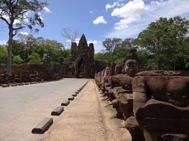 アンコールトムへ来ましたが、日差し強烈