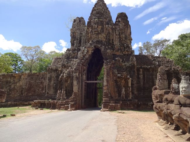 意外と車の交通量が多く、真ん中を歩けません。