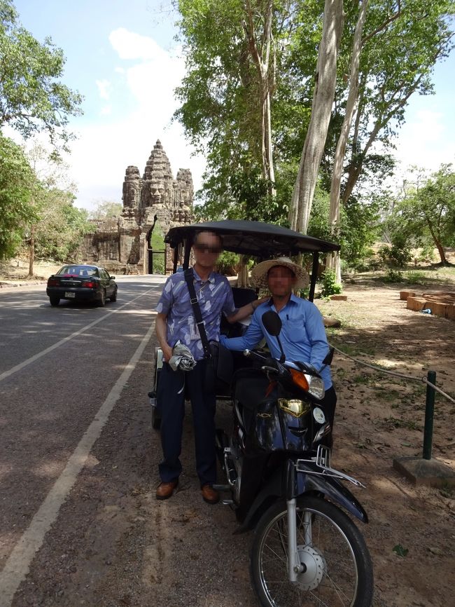 ここからは、このお兄さんのトゥクトゥクで移動