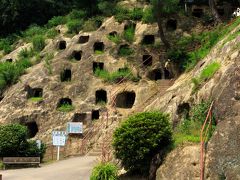 因みに吉見百穴
現在確認できる横穴の数は、２１９基とか・・・。
だったら、２１９穴じゃんとつい思ってしまう(￣▽￣)

古墳時代の人の死への考えは、ピラミッドの考え方と同じで
現世を旅立ってどこかで暮らしているという考え方。
う〜ん、考え方が似ているとお墓の考え方も似てくるものなのでしょうか？
