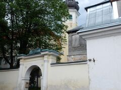 キリスト変容教会の塔が見えました。

ロシア風の教会と一目でわかる建物が多いのが特徴ですね。