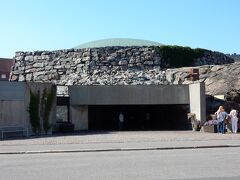 思ったより早くホテルに到着できたので、テンペリアウキオ教会のオープン時間に間に合いました。

ヘルシンキ（に限らず北欧）では、ところどころ岩がむき出しになっているような場所があるのですが、この教会は氷河期から残る天然の岩をくり抜いて造 った大胆なものです。