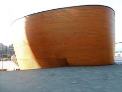 木のぬくもりが温かいカンピ礼拝堂は見学できました。

静寂との出会いの場として建てられた礼拝堂で、カンピショッピングセンターもあるナリンッカ広場に建っています。

独特な建物なので、すぐ見つかります。