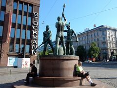 三人の鍛冶屋像。ストックマンデパートの前にあります。