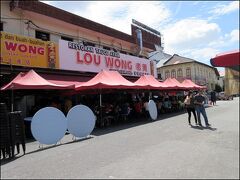 「奇峰豆腐花」のある通りの向かい側にある、こちらもイポーでは断トツ有名店！
 もやし料理で有名な「老黄芽菜鶏沙河粉」 Lou Wong Tauge Ayam Kuetiau