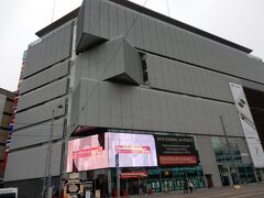 ヘルシンキ２日目（間にタリンを挟んでいるので、滞在は３日目）。

この日午前中の最大目的は、マリメッコアウトレットです。

朝時間があったので、タリンに行ったときに見つけた、西ターミナル近くのＩＴショップ「Verkkokauppa」に向かいました。

お店は９時開店です！