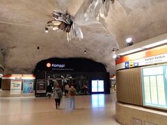 マリメッコ工場から地下鉄駅に戻る途中から雨が降り出して、バス→地下鉄で街中に戻ってきました。

外の雨が思いの外ひどく、予定を少し変更してカンピ駅から旅を再開。
カンピ駅、洞窟を掘ったような駅ですね。

そして、「カンピ」チョッピングモールに直結しています。
これは便利。