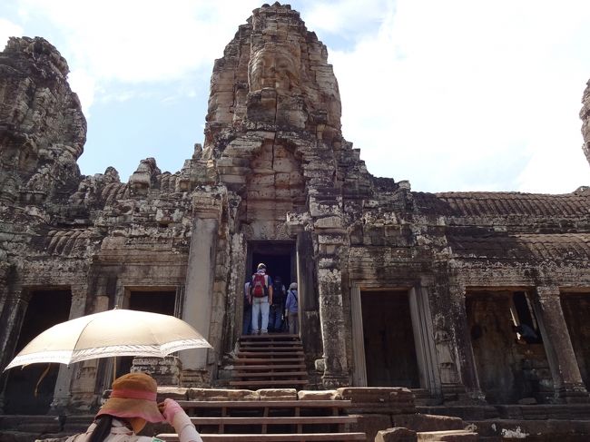 カンボジア人のガイドさんもここは、日焼け止めのグローブをはめ、日傘をさします。<br />私の、メガネの上から掛けられるサングラスと日傘を見て、準備良いねと