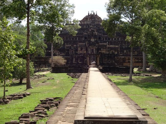 アンコールトムからの帰り道、ちょっと他と違う遺跡に遭遇<br />ボロブドゥール遺跡に似ているとガイドさんに言うと、そうです、ここから離れていますが、もっと似ている遺跡があります。と<br />インドネシアに行った事あるの？<br />と聞くと、外国には、行った事ありません。勉強しているんだ。