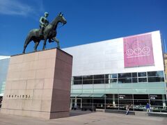 ベルゲンから戻った後、いったんホテル（空港脇のヒルトン）に荷物を置いて、中央駅隣のキアズマ国立現代美術館に来ました。

美術館前には、マンネルヘイム像。
フィンランドの軍人であり、第二次世界大戦の終戦を挟んで大統領だった人物です。