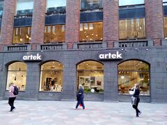 北欧デザイナーズ家具のお店「アルテック」。

ガイドブックにはエスプラナーディ―にあるように書かれていますが、その場所は工事中で、駅近くのケスクスカツ通りに移動していました。