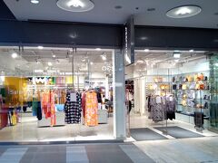 ありましたマリメッコ。

希望のシャツも見つけました。
全体的に、マリメッコはお店によって割引しているアイテムも品ぞろえも微妙に違うので、全ての店舗を回ってみるのが良いと思います。