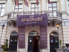 しばらく歩いたので休憩。

アイスのマグナムが期間限定でお店を出していたので、入ってみました。