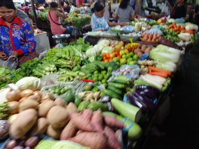 晩ご飯まで少し早いので、ナイトマケットの市場を見学