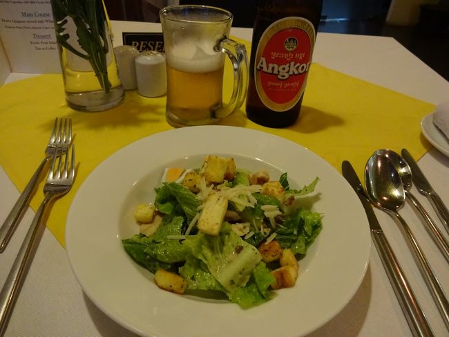 サラダ<br />最初に野菜が頂けうれしい