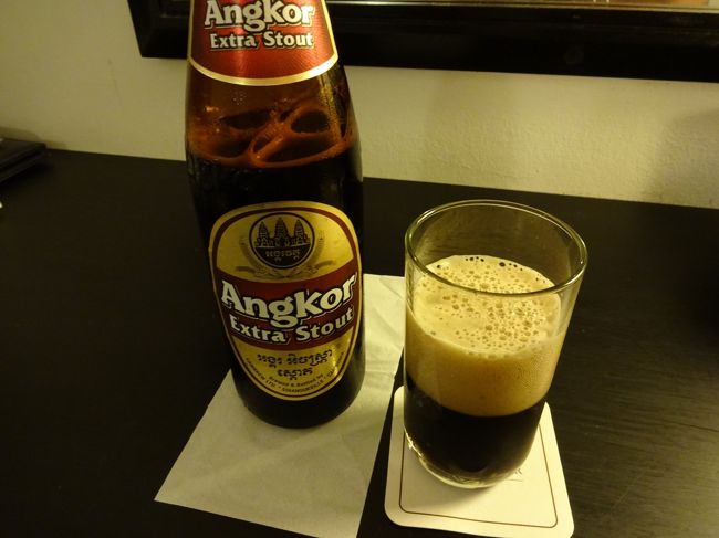 帰り道、アンコールマーケットに寄って頂き、黒もあるのだアンコールビーアで<br />しゅわー<br />東南アジアジで地ビールの黒、初めてです。<br />毎日肉料理ばかりで魚が食べたくなり、４トラでシーフードのお店を質問しましたが、シェムリアップは、海から遠く新鮮な魚は無理とか。<br />明日、トゥクトゥク２時間チャータしているので、ドライバーのお兄ちゃんに相談してみます。<br />
