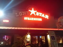 今日のディナーはローンスターステーキハウス（LONE STAR STAKE HOUSE）で！
ホテルピックアップは19:00。

ディナーは、グアムっぽいレストランでステーキが食べたかったので、ローンスターに行くことに決めていました。
２日前に出発した先発ロングチームのこうのとりＭＳ代表兼インストラクター・Ｍ先生に、送迎付きの予約をお願いしてあります。