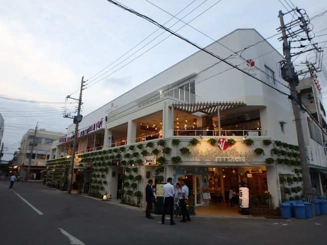 夜ご飯を食べに出かけます。<br />ホテルを出て左折してすぐに、新しい施設「石垣島ビレッジ」がありました。<br />何店舗もお店入ってるみたい(^^)離島ターミナルからすぐですよ！