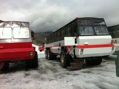 コロンビア大氷原に向かう雪上車。
タイヤが人くらい大きい。