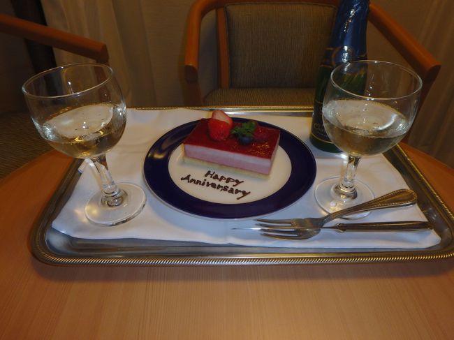 春は結婚記念日もあるので、一応伝えていたら、冷蔵庫にケーキとスパークリングワインのプレゼントを用意してくれていました！<br /><br />ありがとうございます〜