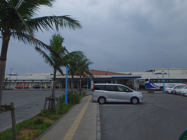 ホテルを出て、横断歩道を渡るとすぐここ離島ターミナルです。<br />バスターミナルって離島ターミナルに隣接されていると勘違いしてました。<br />ホテルミヤヒラを出て左側の方でした。<br /><br />８時５５発川平リゾート線のバスに乗って、川平でツアーの方と待ち合わせです。