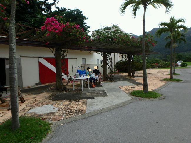 バスに乗って５０分はかかりました。<br />待ち合わせ場所から車でツアーの施設へ。<br />ここで手続き、ウェットスーツを着て<br />出発地点へ車でGO！