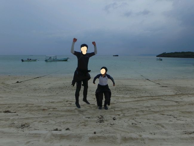 でもここは川平湾の一部です！曇っていてもキレイ。<br />気合い入れてジャンプ！・・・いまいちテンションが上がらず(*_*;