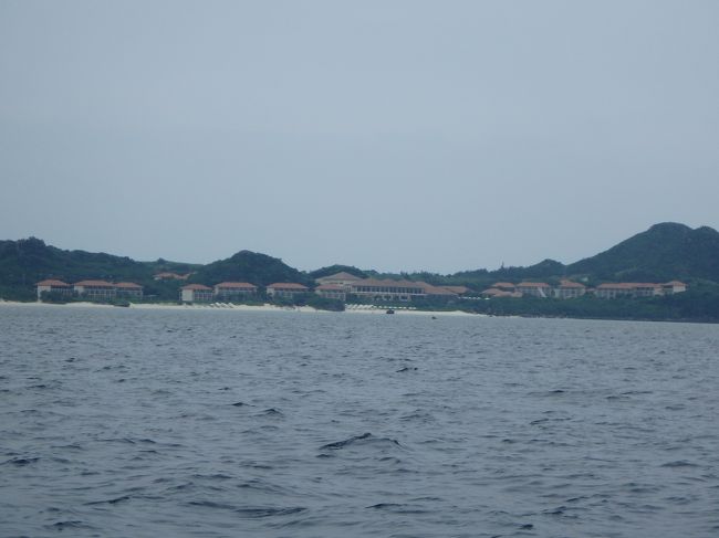 事情がなければ、５分の乗船でここマンタスポットに来るはず。でも１５分はかかってる。息子くんの船酔いと（酔い止め服用）自分の緊張に押しつぶされそう。<br /><br />あ、ここは！次回の石垣旅行では行くと決めてるｗクラブメッドカビラだぁ！<br /><br />このあたりがマンタスポットらしく、他のツアーのボートがたくさん見えました。<br /><br />