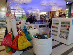 デパート「フォーラム」のムーミンショップ。

フォーラムデパートへは、カンピ・ショッピングセンターから地下でつながっています。